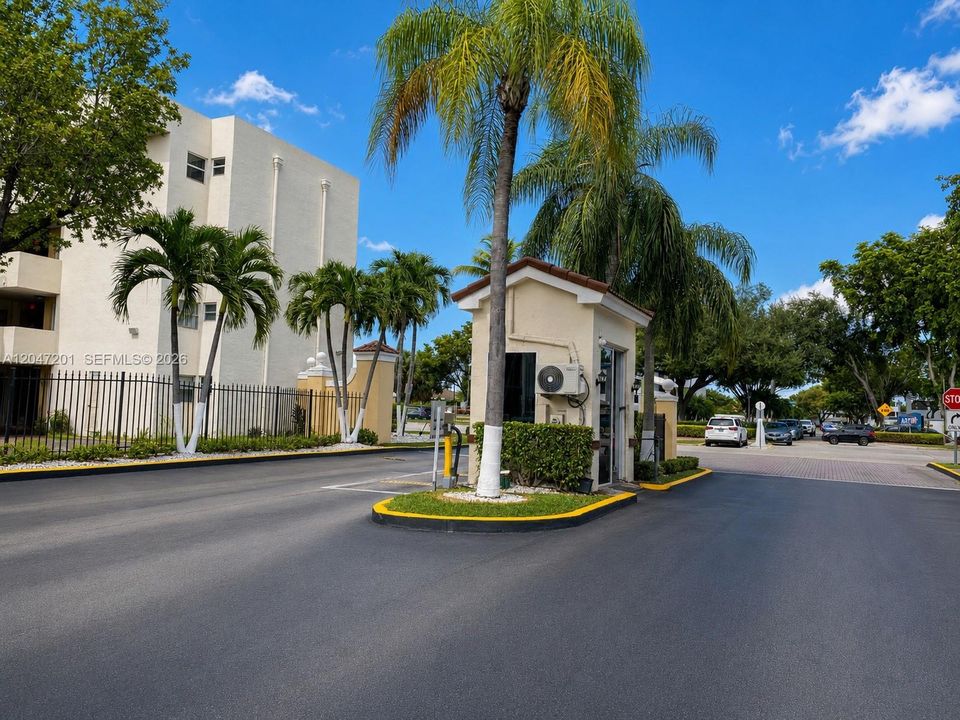 For Sale: $270,000 (2 beds, 2 baths, 971 Square Feet)