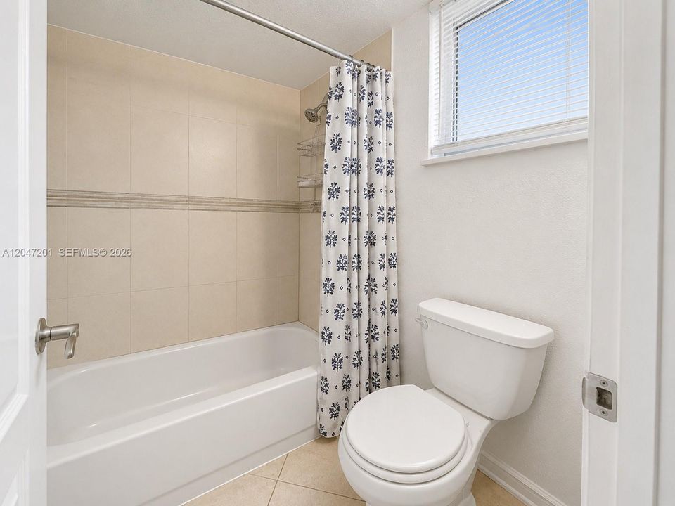 For Sale: $270,000 (2 beds, 2 baths, 971 Square Feet)