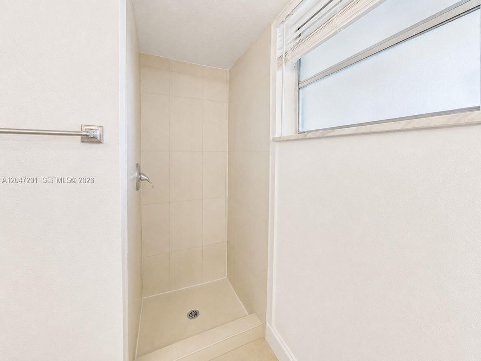 For Sale: $270,000 (2 beds, 2 baths, 971 Square Feet)