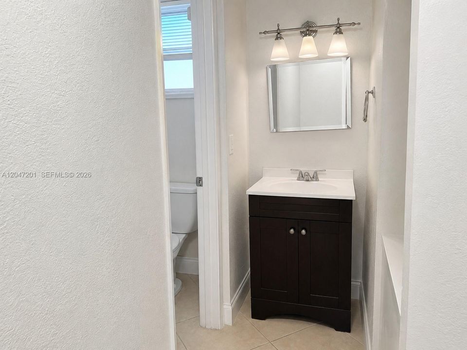 For Sale: $270,000 (2 beds, 2 baths, 971 Square Feet)