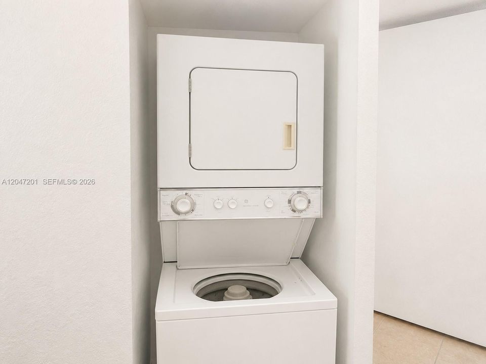 For Sale: $270,000 (2 beds, 2 baths, 971 Square Feet)