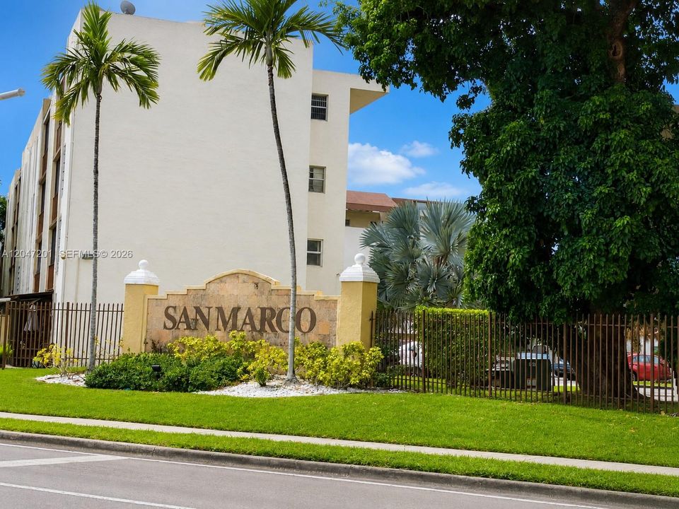 For Sale: $270,000 (2 beds, 2 baths, 971 Square Feet)