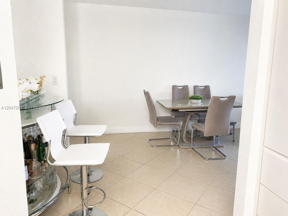 For Sale: $270,000 (2 beds, 2 baths, 971 Square Feet)