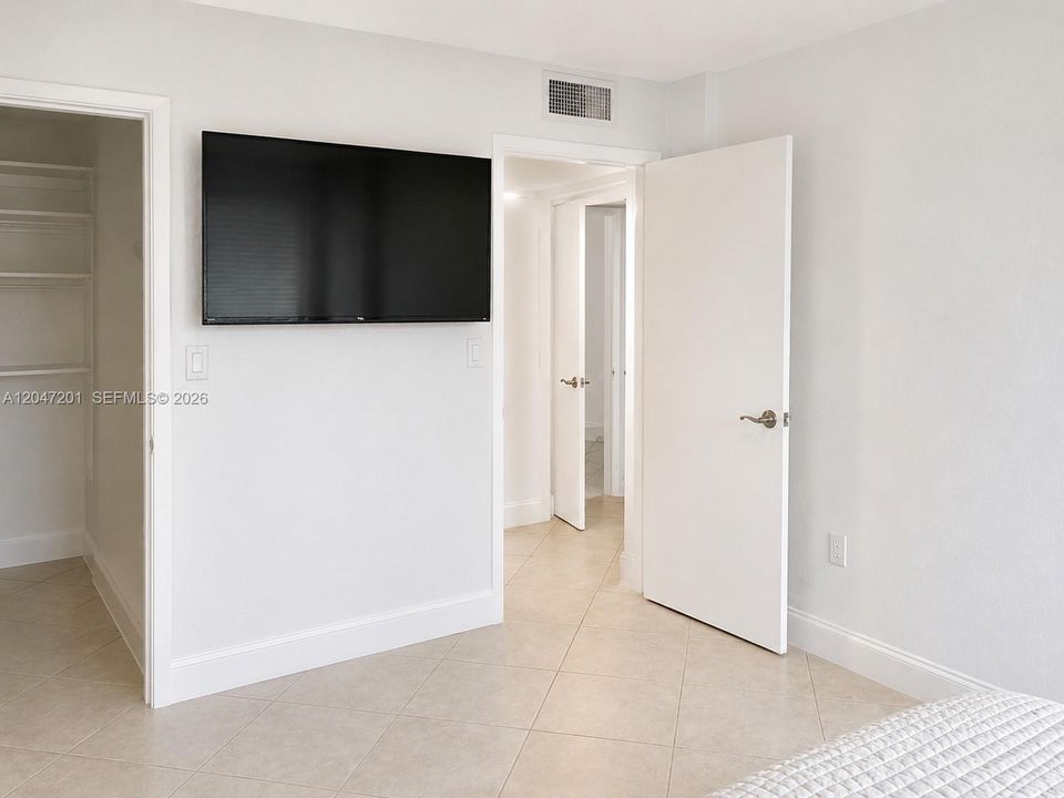 For Sale: $270,000 (2 beds, 2 baths, 971 Square Feet)
