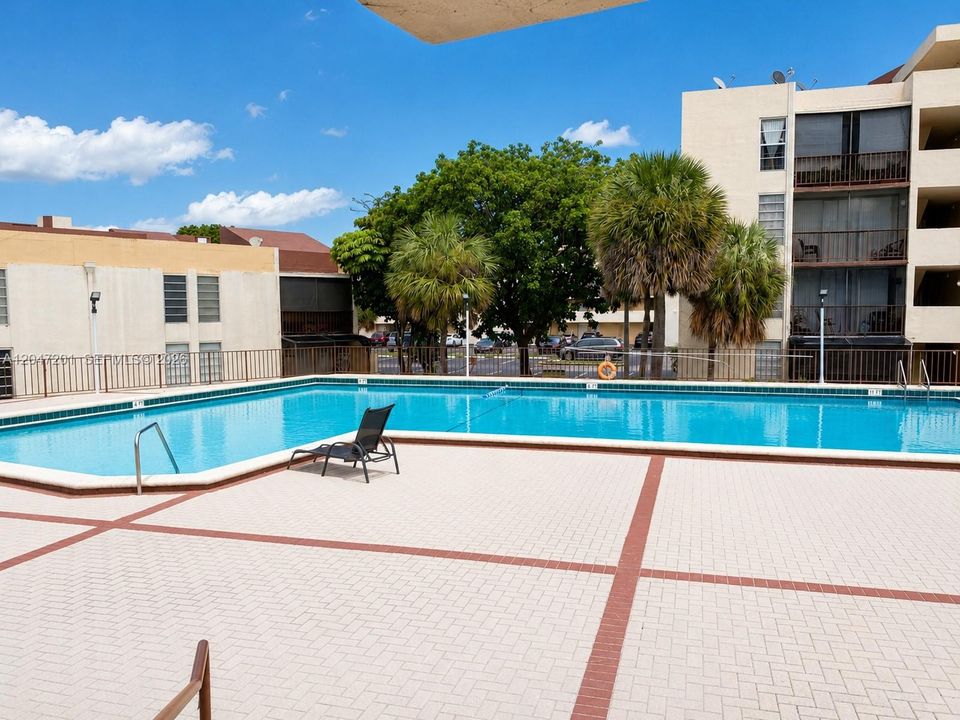 For Sale: $270,000 (2 beds, 2 baths, 971 Square Feet)