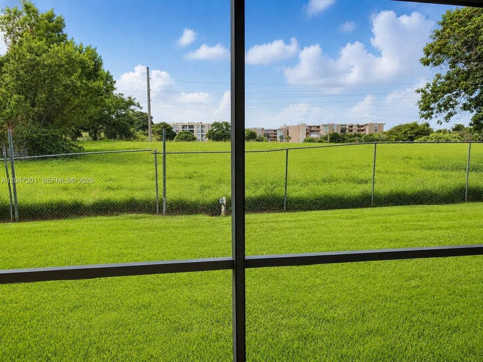 For Sale: $270,000 (2 beds, 2 baths, 971 Square Feet)