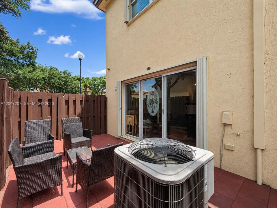 For Sale: $247,000 (2 beds, 2 baths, 1069 Square Feet)