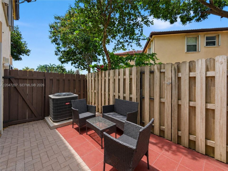 For Sale: $247,000 (2 beds, 2 baths, 1069 Square Feet)