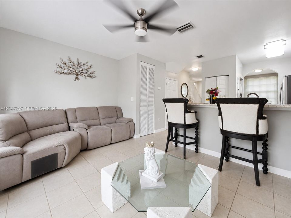 For Sale: $247,000 (2 beds, 2 baths, 1069 Square Feet)