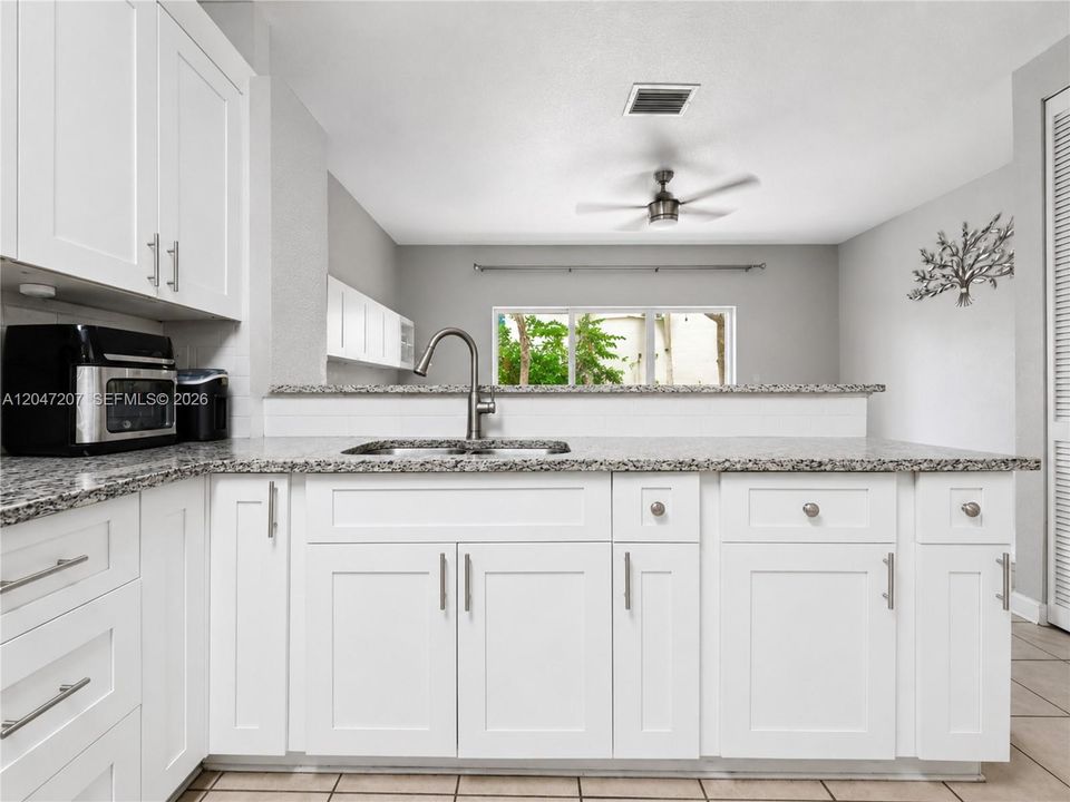 For Sale: $247,000 (2 beds, 2 baths, 1069 Square Feet)