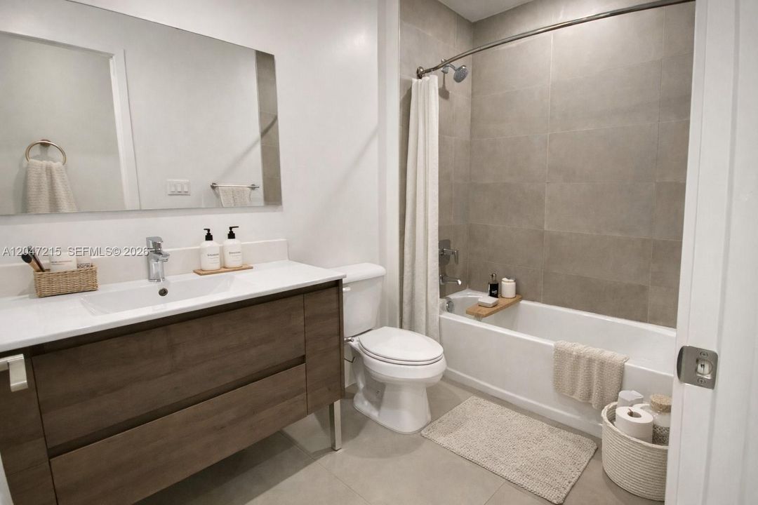 For Rent: $2,450 (2 beds, 2 baths, 865 Square Feet)