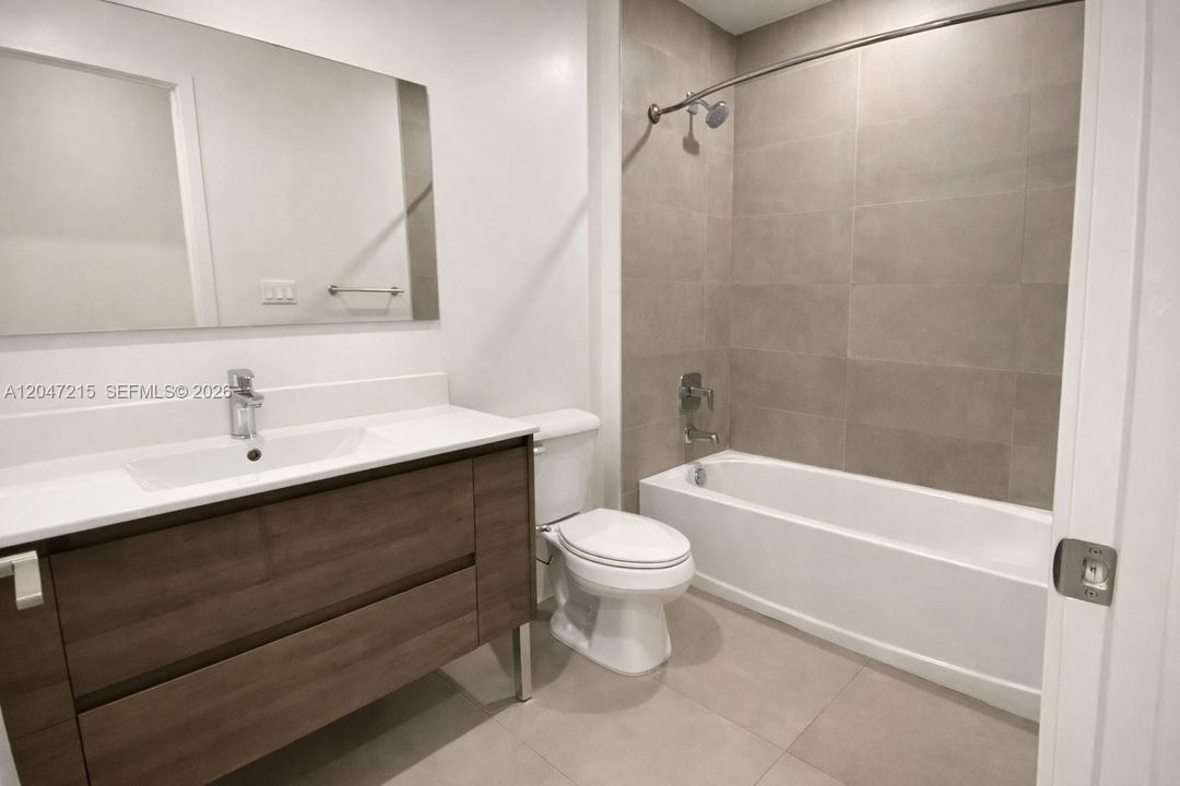 For Rent: $2,450 (2 beds, 2 baths, 865 Square Feet)