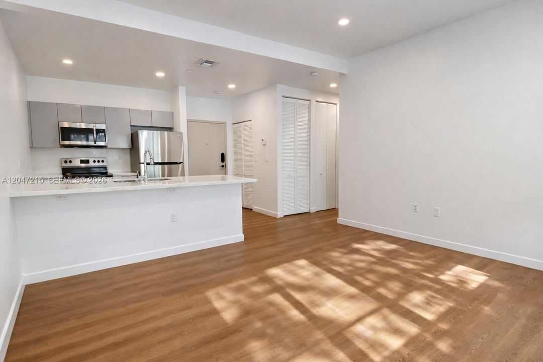 For Rent: $2,450 (2 beds, 2 baths, 865 Square Feet)
