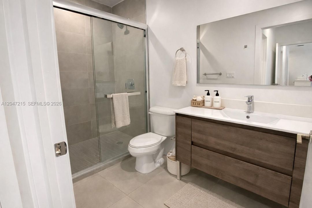 For Rent: $2,450 (2 beds, 2 baths, 865 Square Feet)