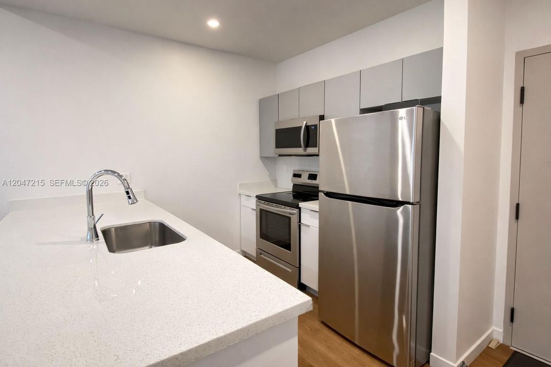 For Rent: $2,450 (2 beds, 2 baths, 865 Square Feet)