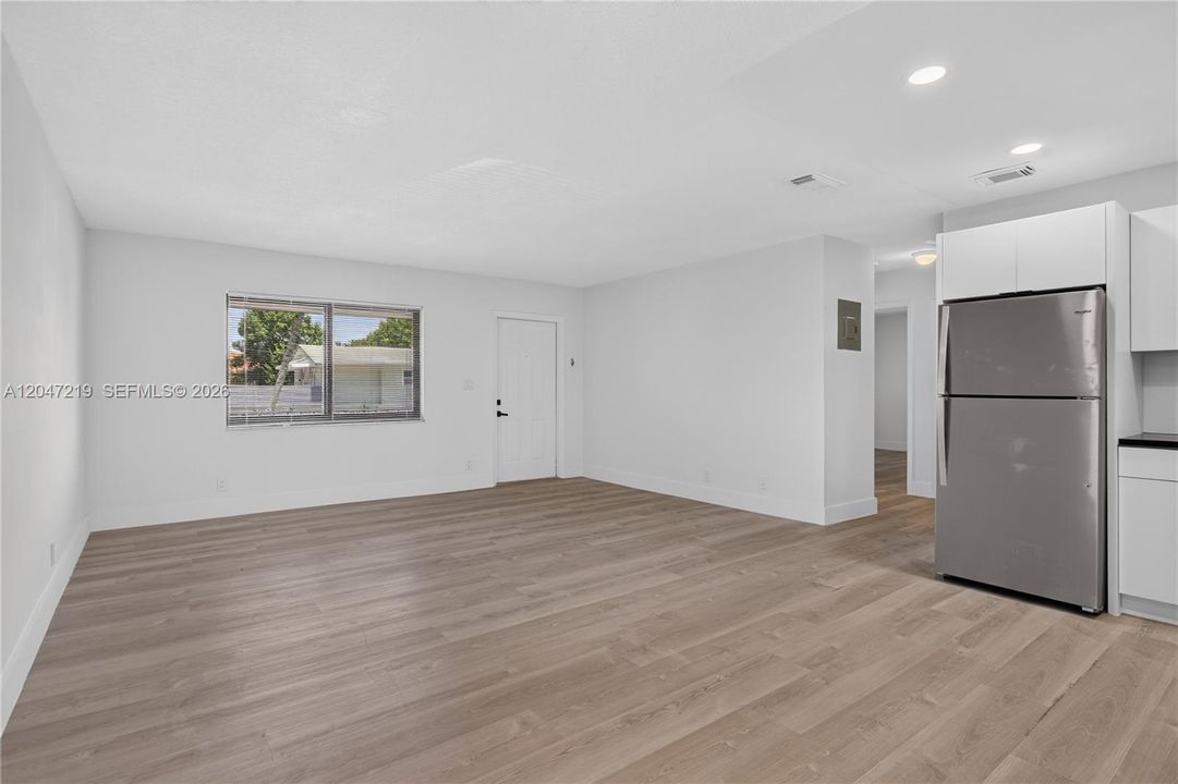 For Rent: $2,200 (2 beds, 1 baths, 900 Square Feet)