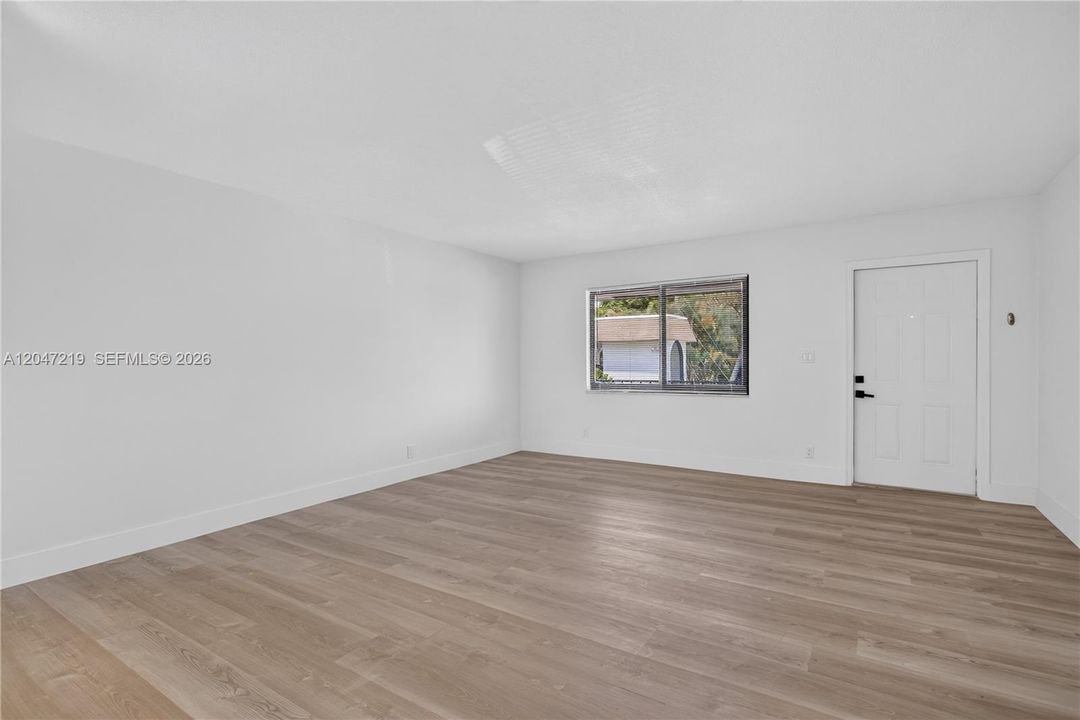 For Rent: $2,200 (2 beds, 1 baths, 900 Square Feet)