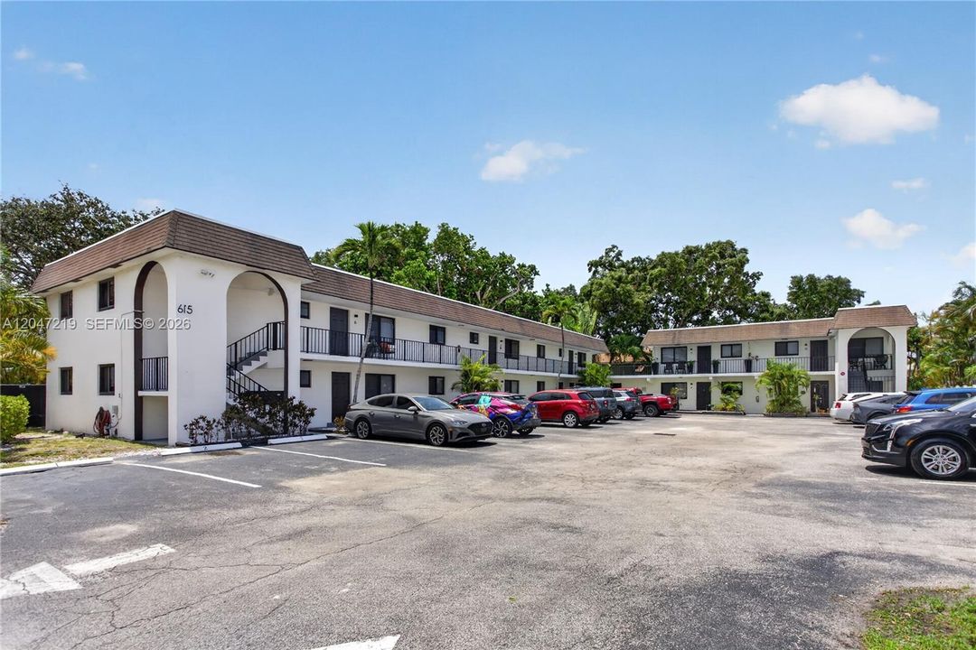 For Rent: $2,200 (2 beds, 1 baths, 900 Square Feet)