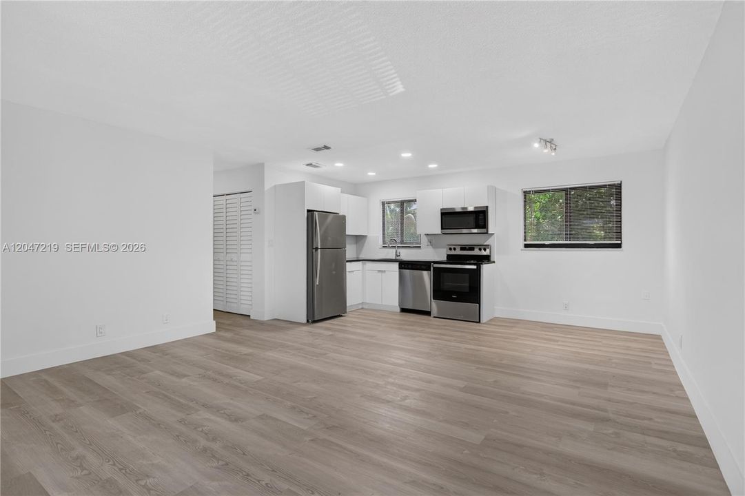 For Rent: $2,200 (2 beds, 1 baths, 900 Square Feet)