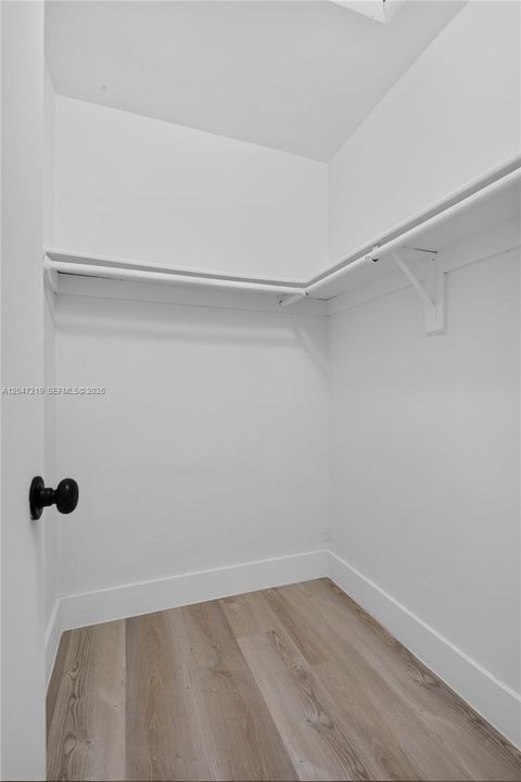 For Rent: $2,200 (2 beds, 1 baths, 900 Square Feet)