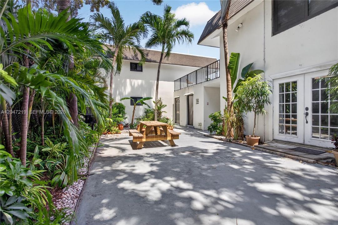 For Rent: $2,200 (2 beds, 1 baths, 900 Square Feet)