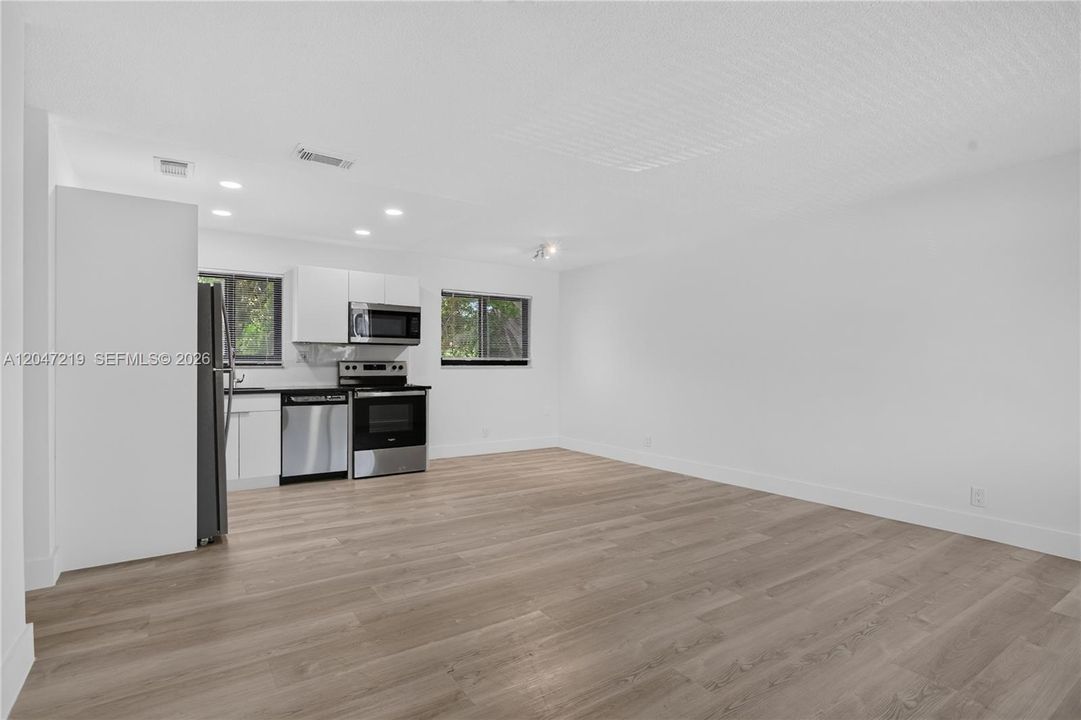 For Rent: $2,200 (2 beds, 1 baths, 900 Square Feet)