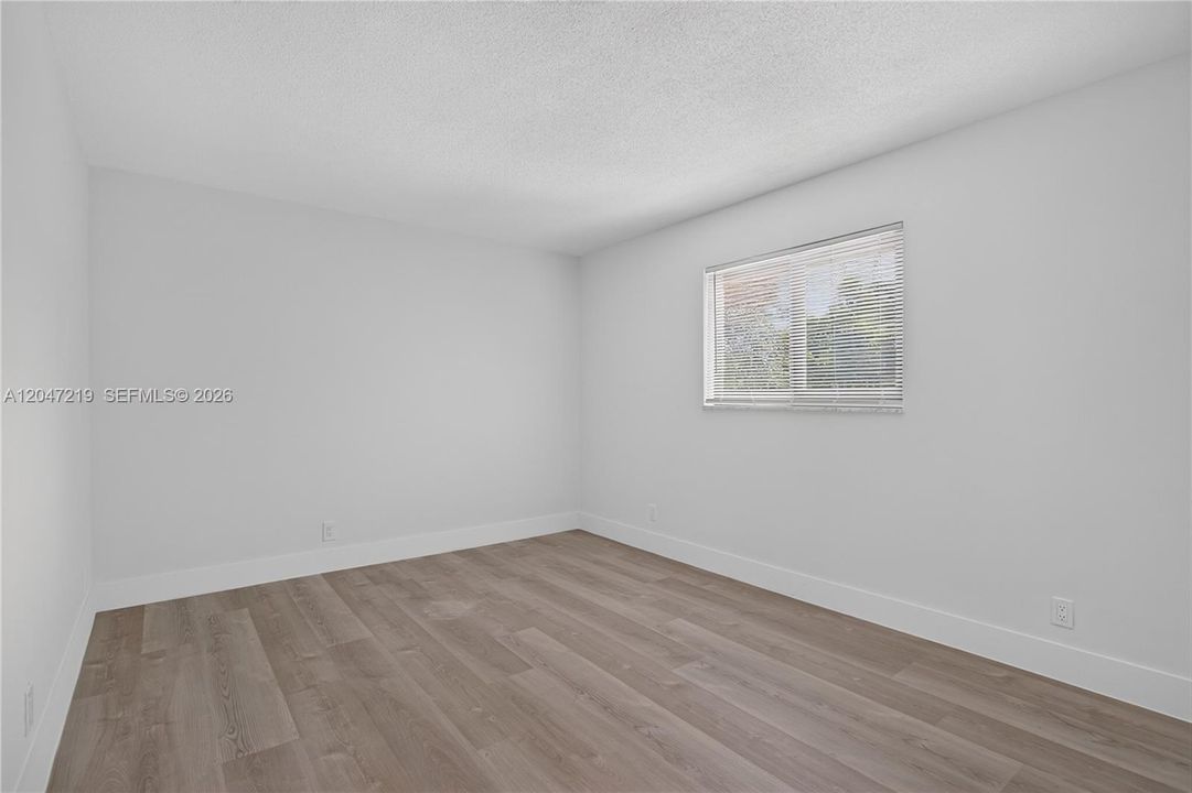 For Rent: $2,200 (2 beds, 1 baths, 900 Square Feet)