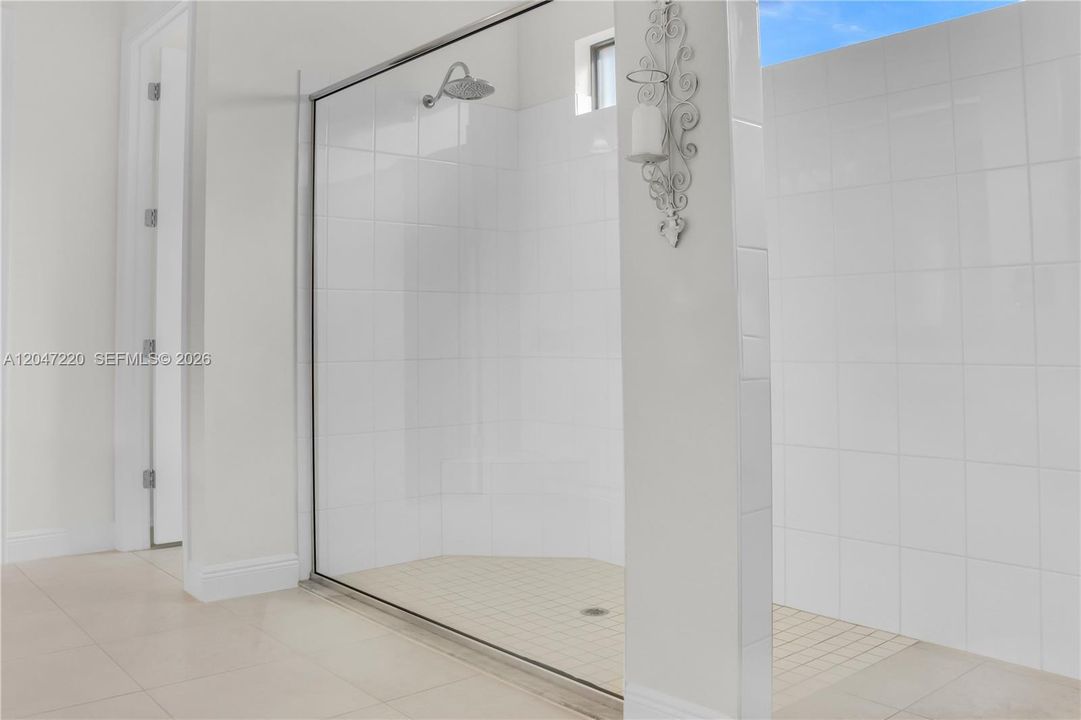 En Venta: $975,000 (3 camas, 3 baños, 2975 Pies cuadrados)