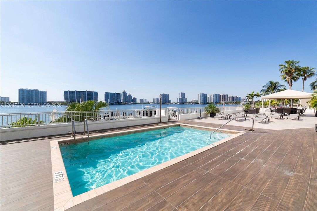 For Sale: $580,000 (2 beds, 2 baths, 1100 Square Feet)