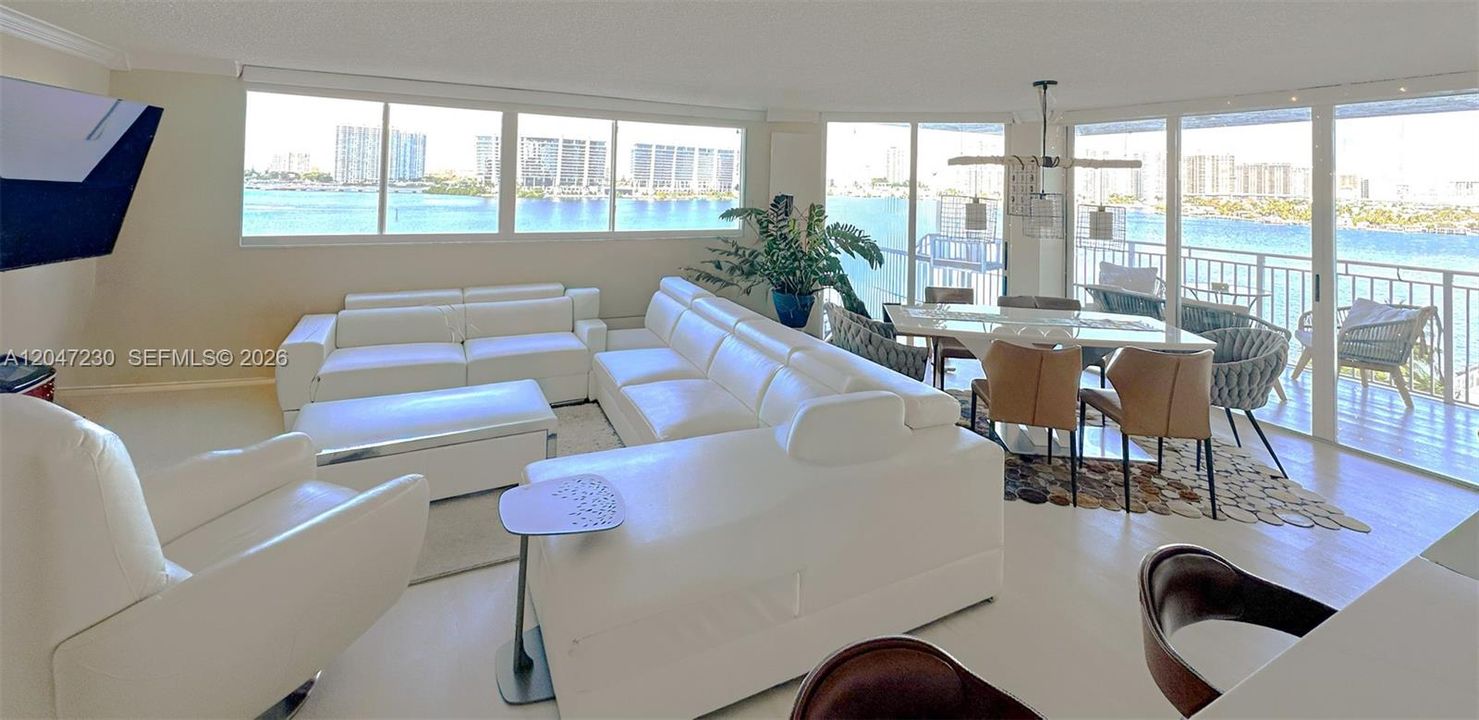 For Sale: $580,000 (2 beds, 2 baths, 1100 Square Feet)