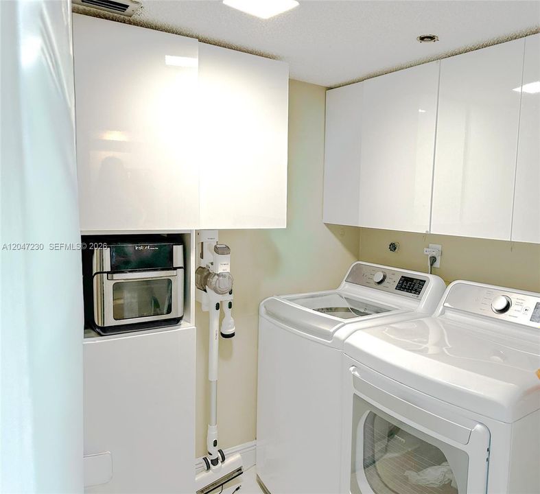 For Sale: $580,000 (2 beds, 2 baths, 1100 Square Feet)