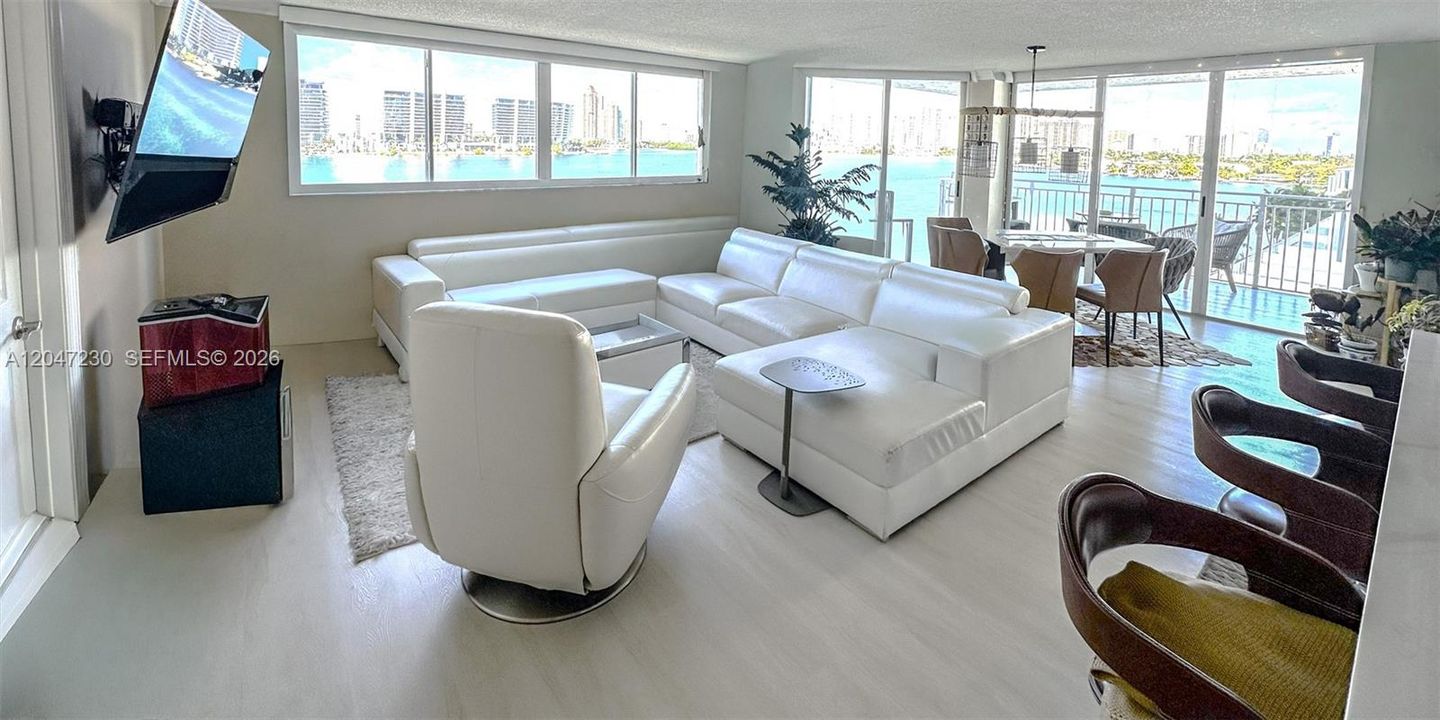For Sale: $580,000 (2 beds, 2 baths, 1100 Square Feet)