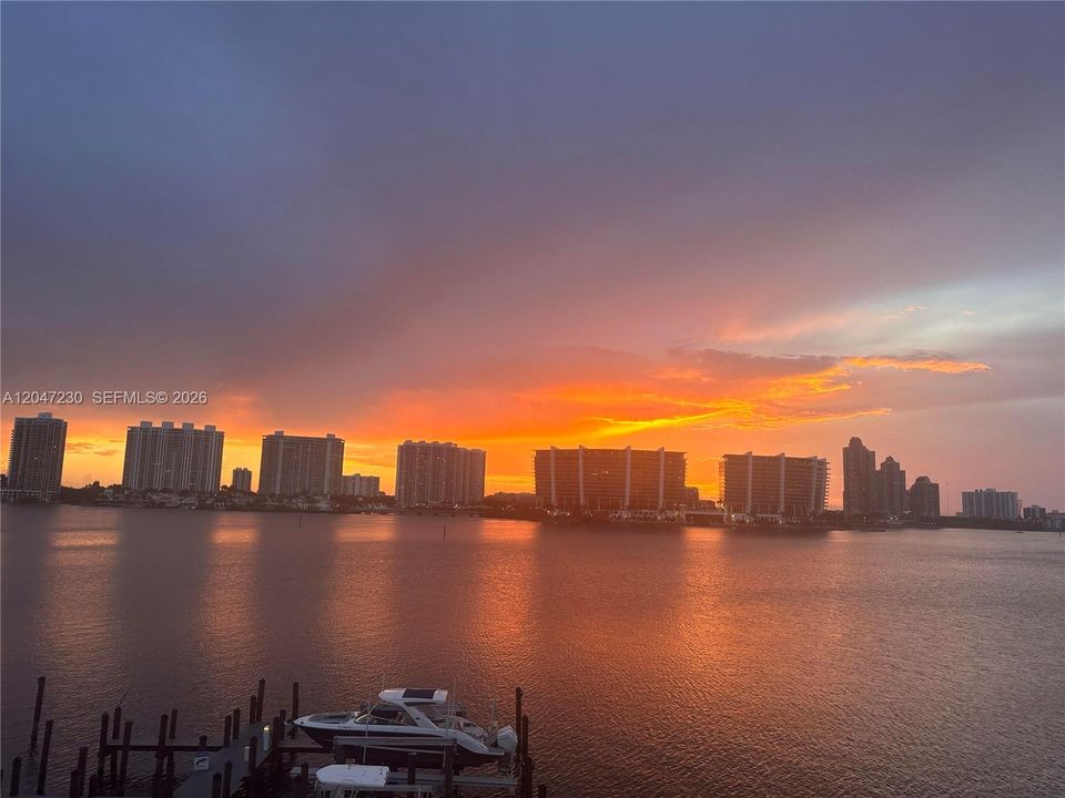 For Sale: $580,000 (2 beds, 2 baths, 1100 Square Feet)