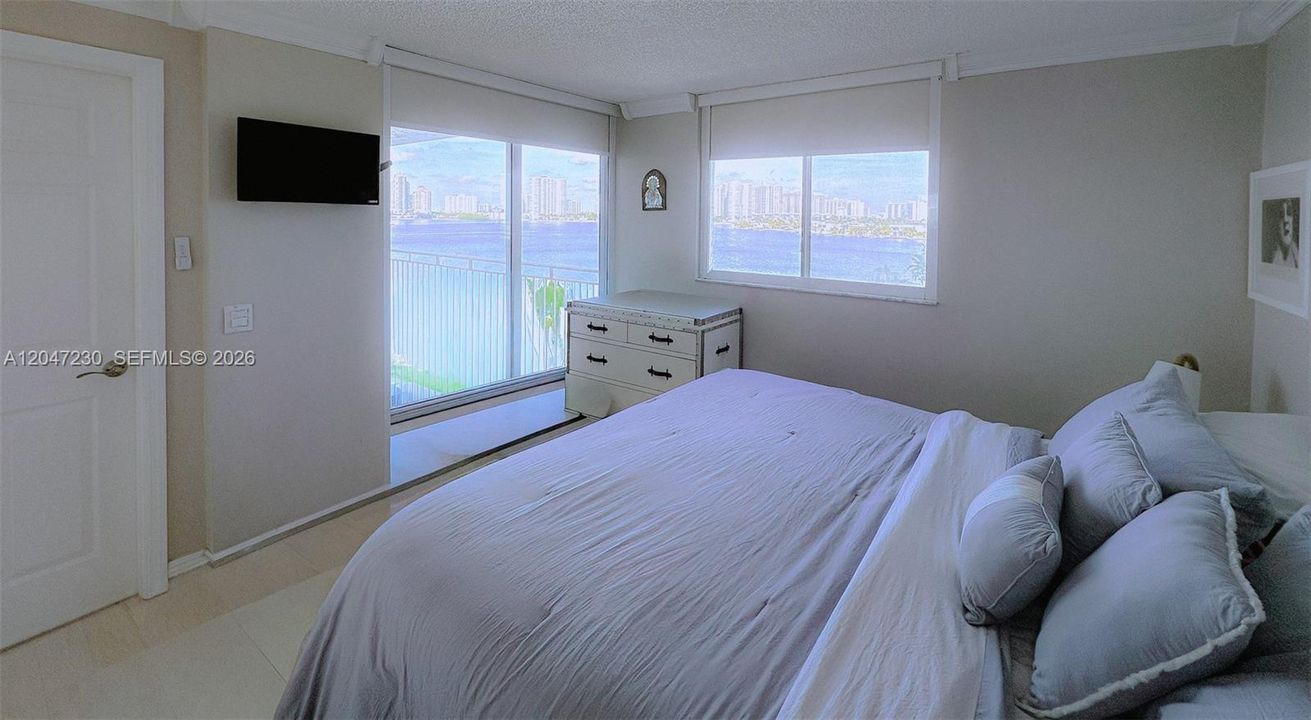 For Sale: $580,000 (2 beds, 2 baths, 1100 Square Feet)