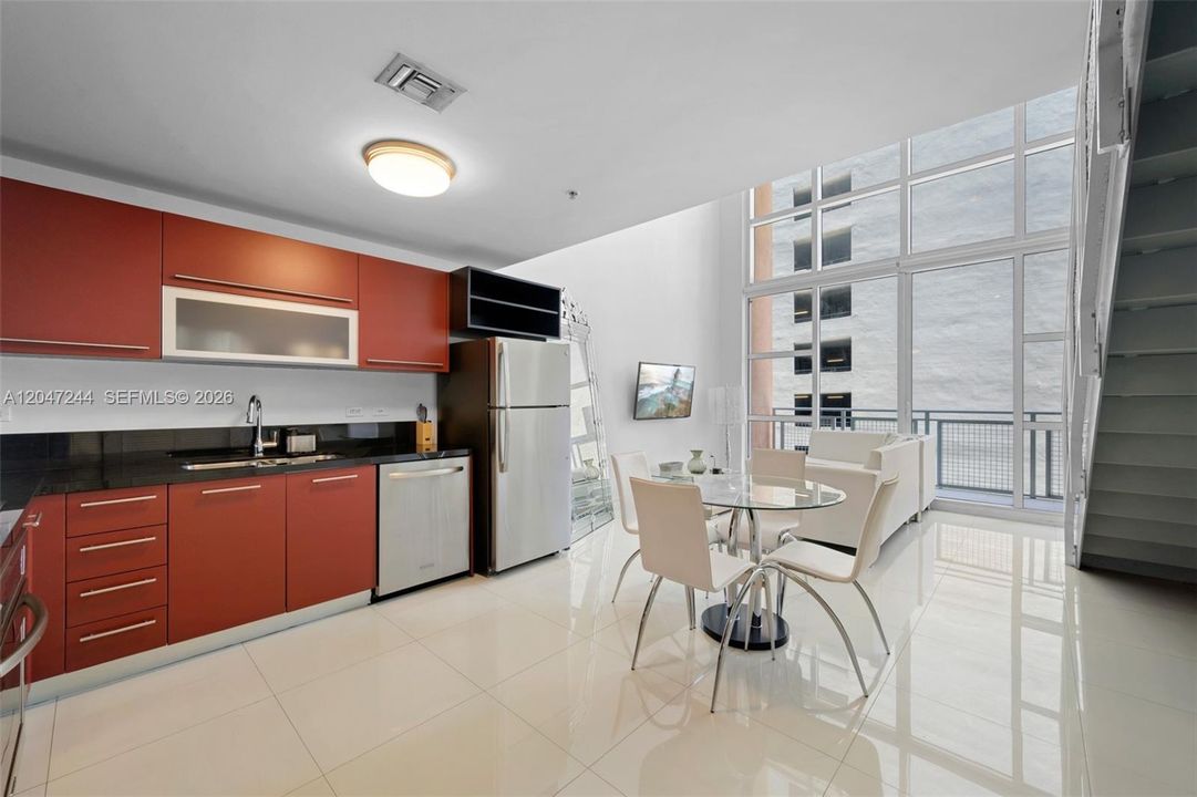 For Sale: $330,000 (1 beds, 1 baths, 978 Square Feet)