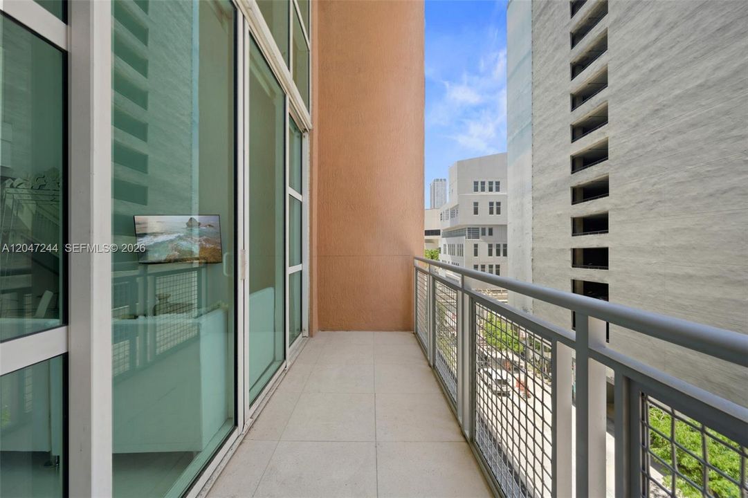 For Sale: $330,000 (1 beds, 1 baths, 978 Square Feet)
