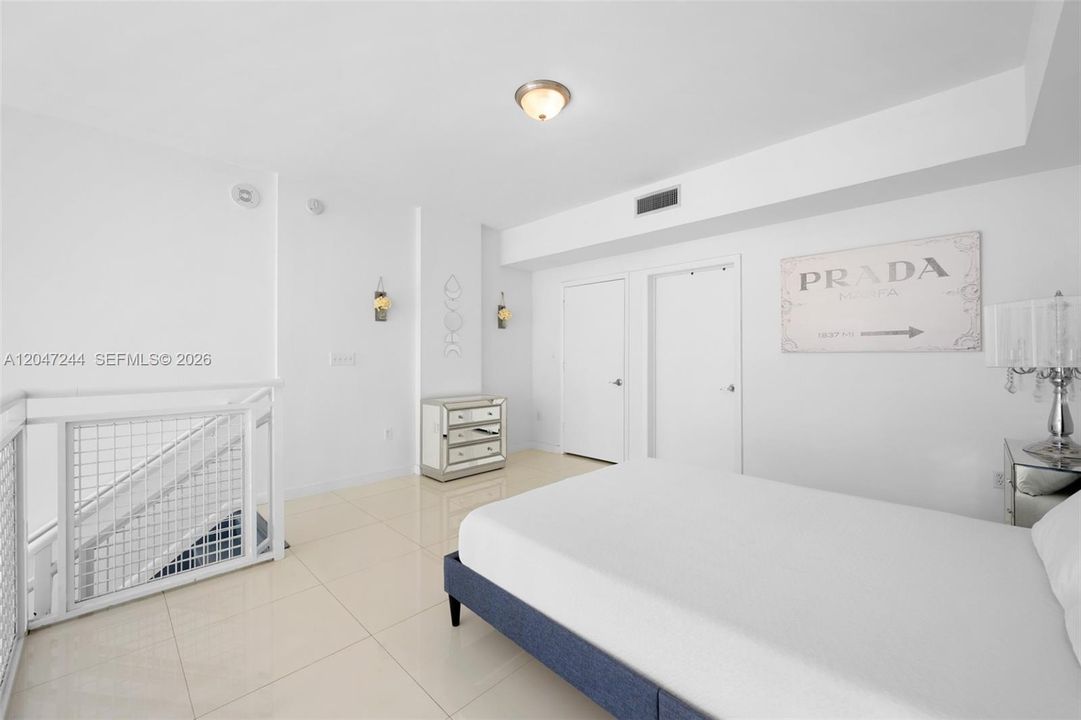 For Sale: $330,000 (1 beds, 1 baths, 978 Square Feet)