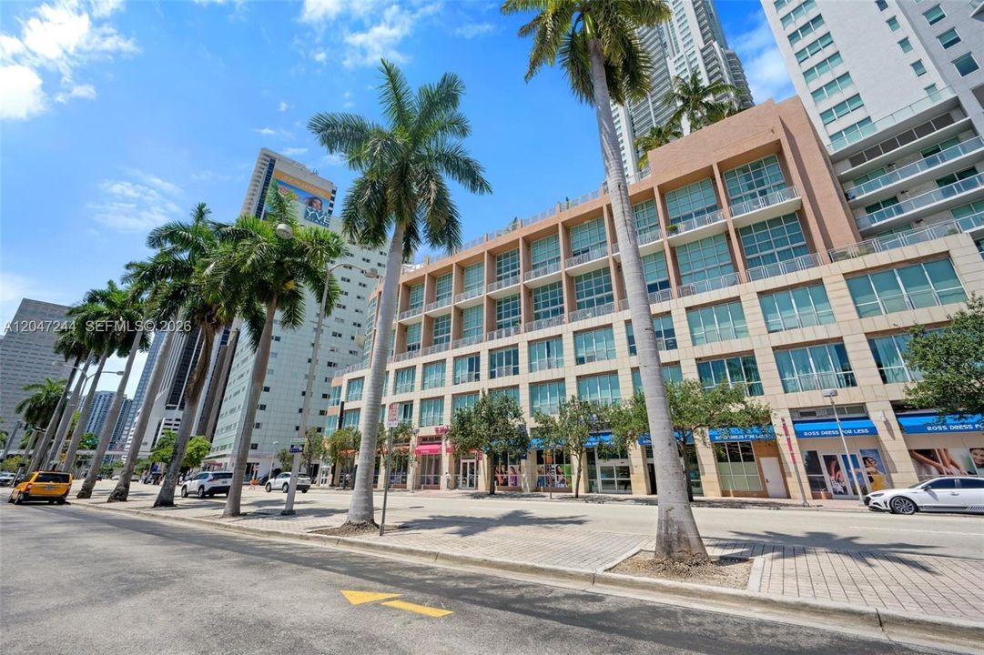 For Sale: $330,000 (1 beds, 1 baths, 978 Square Feet)