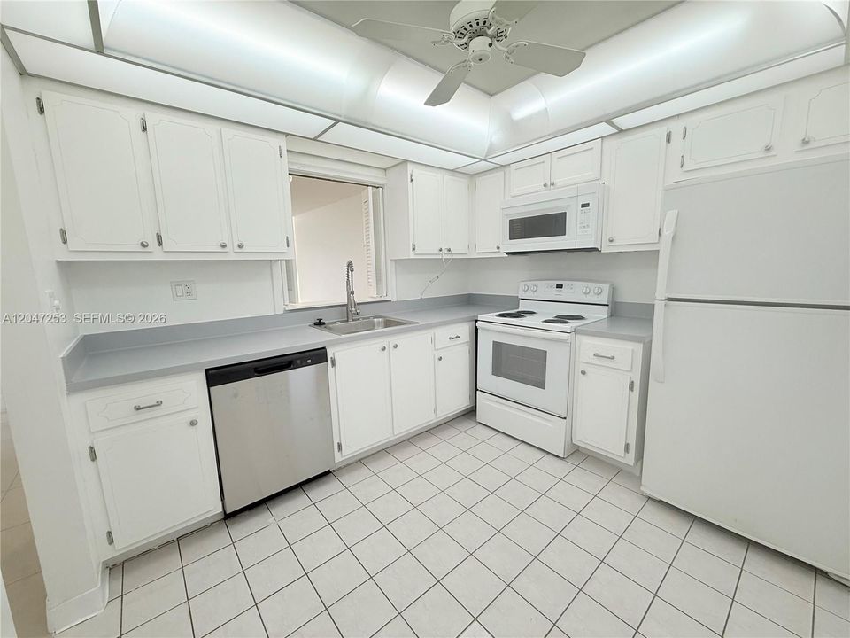 В аренду: $2,100 (1 спален, 1 ванн, 812 Квадратных фут)