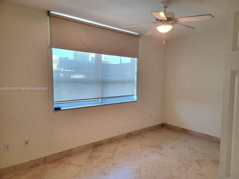 2nd bedroom with black-out shades!