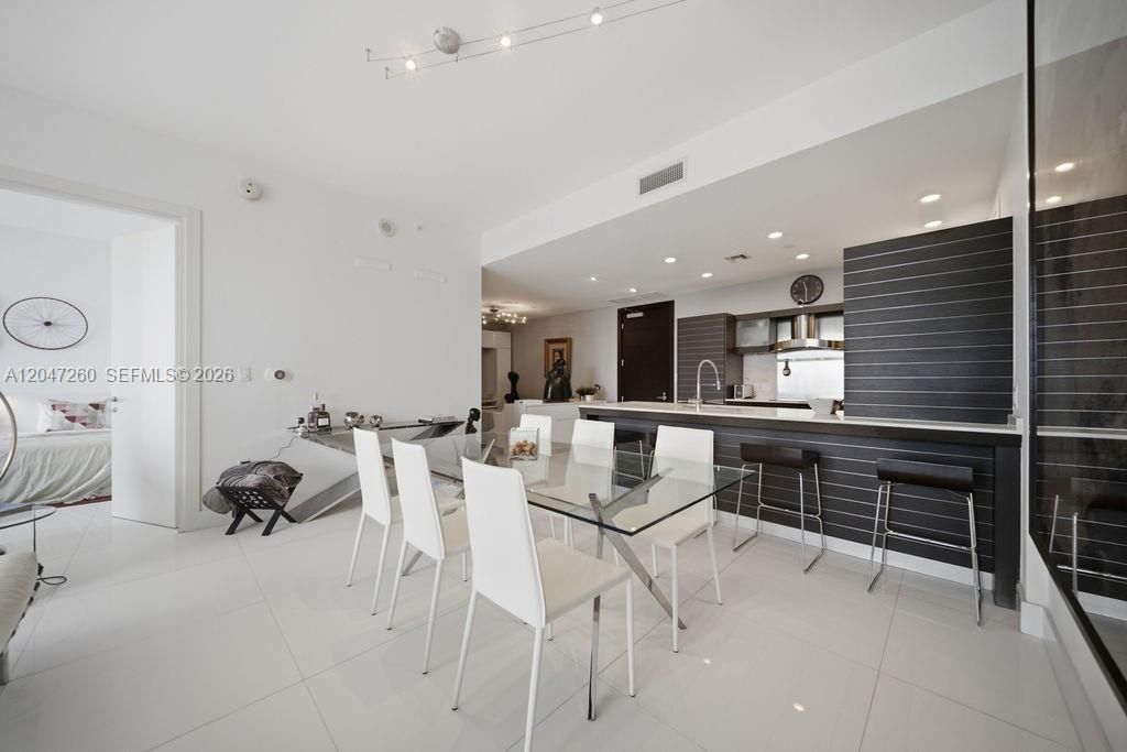 For Sale: $1,200,000 (2 beds, 2 baths, 1237 Square Feet)