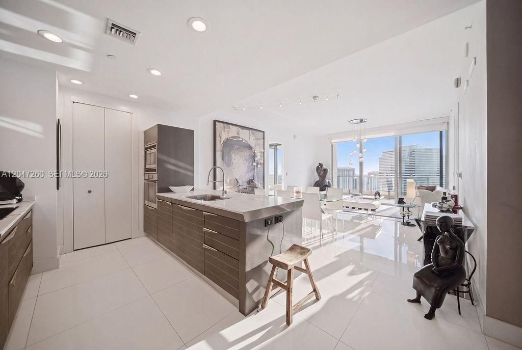 For Sale: $1,200,000 (2 beds, 2 baths, 1237 Square Feet)