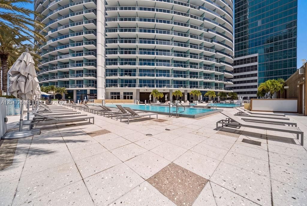 For Sale: $1,200,000 (2 beds, 2 baths, 1237 Square Feet)