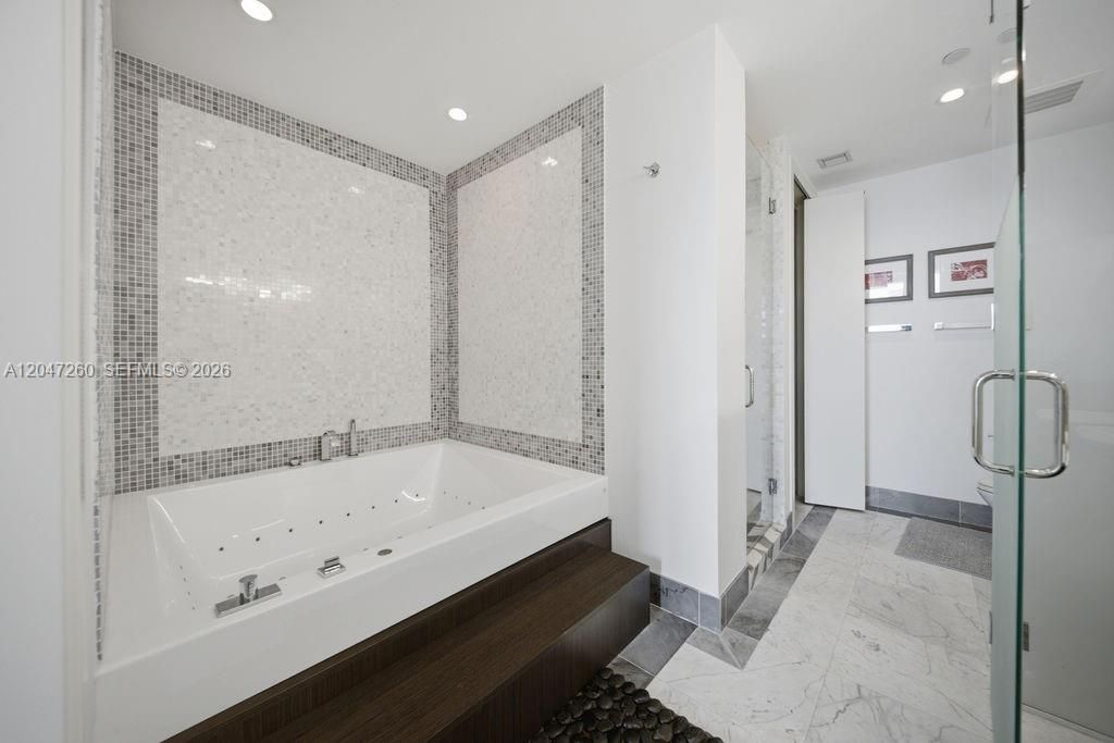 For Sale: $1,200,000 (2 beds, 2 baths, 1237 Square Feet)
