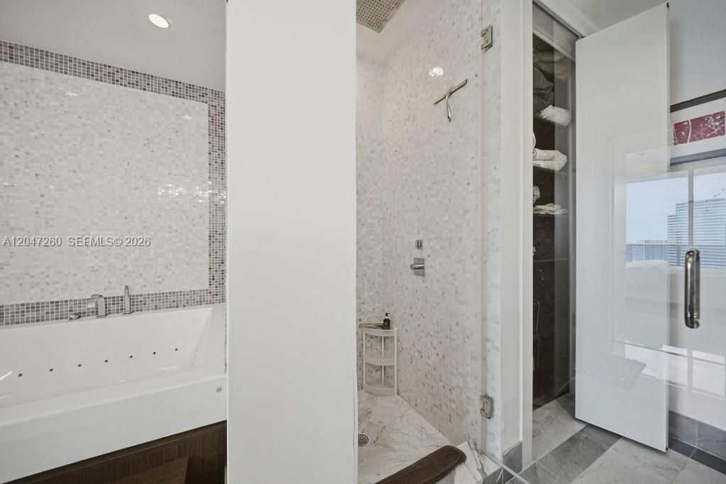 For Sale: $1,200,000 (2 beds, 2 baths, 1237 Square Feet)