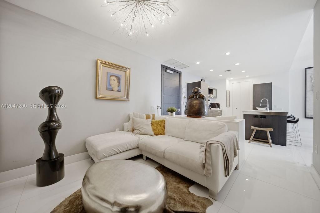 For Sale: $1,200,000 (2 beds, 2 baths, 1237 Square Feet)