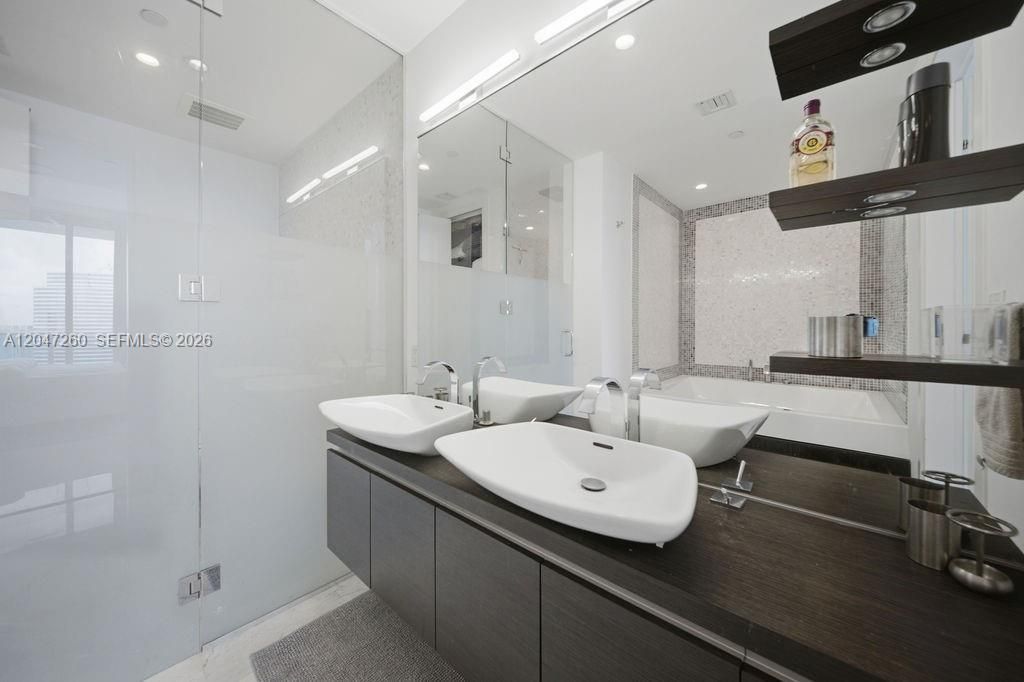 For Sale: $1,200,000 (2 beds, 2 baths, 1237 Square Feet)
