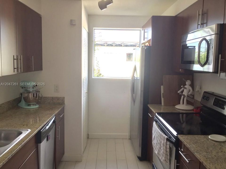 В аренду: $2,275 (1 спален, 1 ванн, 750 Квадратных фут)