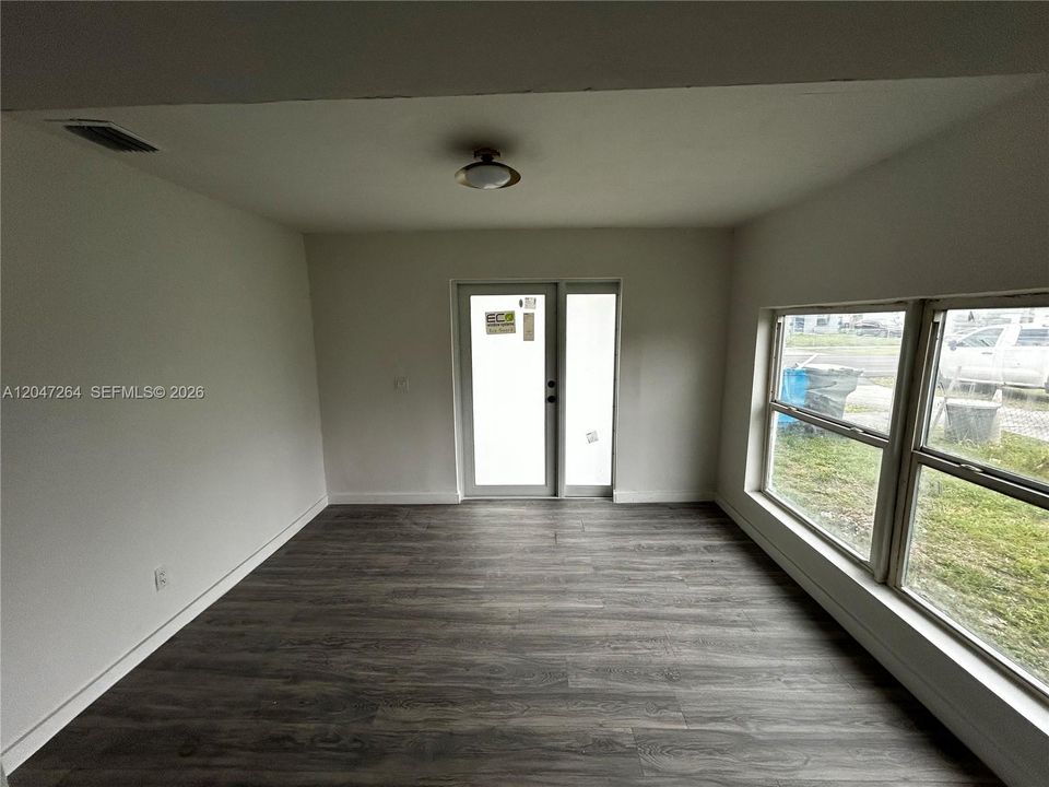 En Renta: $3,150 (3 camas, 1 baños, 2400 Pies cuadrados)