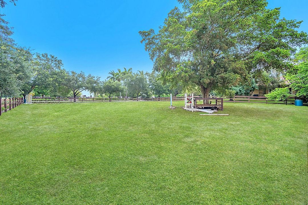 En Venta: $2,700,000 (4 camas, 3 baños, 3318 Pies cuadrados)